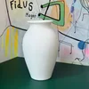 121. Mellem vase. Mål: H: 25 cm, B: 12 cm. Pris: 409 kr.